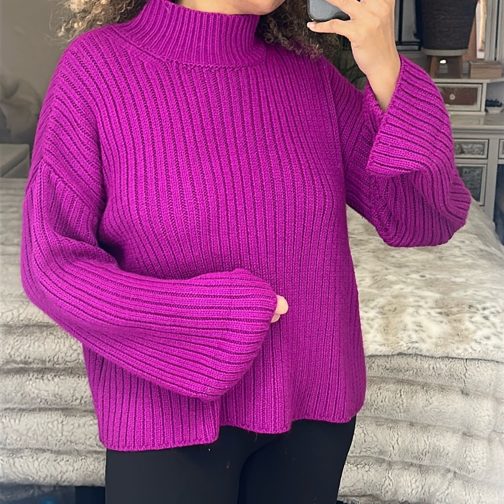 Fashion Nova used Fucsia sweater in good condition size M/L.